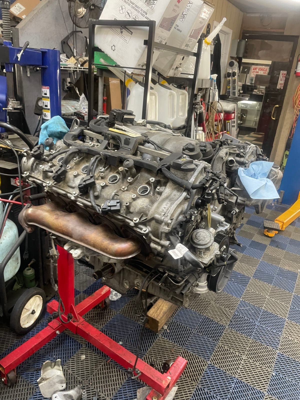 Engine on stand with exhaust manifold